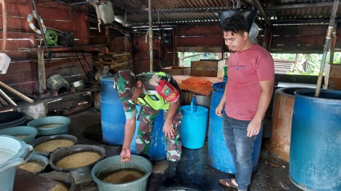Dukung UMKM, Babinsa Glumpang Tiga Sambangi Tempat Pembuatan Tahu