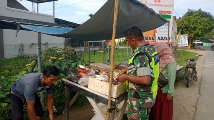 Menjaga Kualitas Ikan, Serma Syafrizal Cek Langsung Pedagang Ikan
