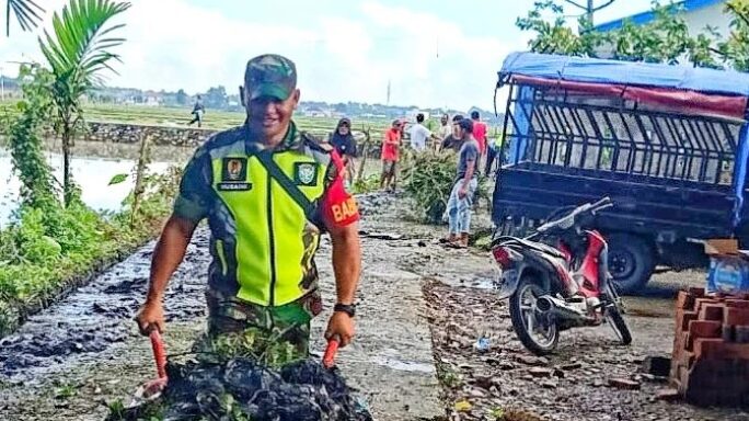 Jaga Kebersihan Lingkungan: Babinsa Mutiara Timur Bersama Warga Bersihkan Drainase