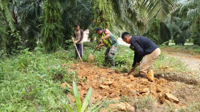 Babinsa Gotong Royong Pembersihan Parit Jalan Desa Bersama Warga