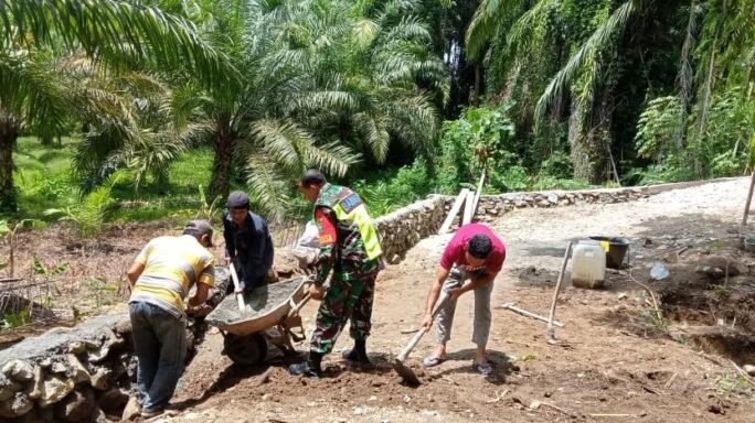 Babinsa Gotong Royong Oaang Talud Jalan Menuju Kebun Warga
