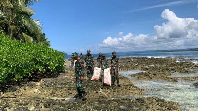 SATGAS PAM PUTER SIMEULUE CUT YONIF 112/DH MELAKSANAKAN PEMBERSIHAN PANTAI DI SIMEULEU CUT.