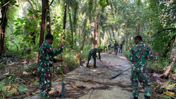SATGAS PAM PUTER SIMEULUE CUT YONIF 112/DJ MELAKSANAKAN PEMBERSIHAN PRASARANA JALAN/JOGGING TRACK