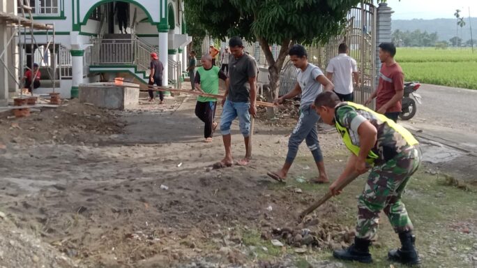 Babinsa Ulim Sambut Keharmonisan Melalui Gotong Royong Peduli Tempat Ibadah