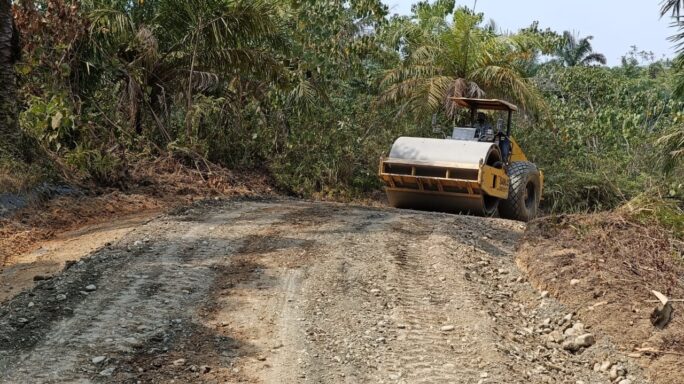 Alat Berat Terus Bantu Satgas TMMD Agar Jalan Cepat Fungsional.