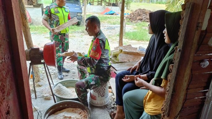 Komsos Ke Desa Binaan Babinsa Bantu Warga Dalam Pembuatan Pakan Ternak