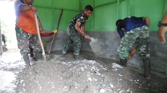 Kompak Satgas TMMD Reguler Ke 119 Dan Warga Kebut Pengecoran Lantai RTLH.
