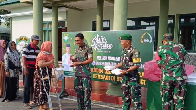 Manfaatkan Momentum Ramadhan, Dandim 0105/Abar Berbagi Nasi Kotak Kepada Anak Yatim Piatu Dan Kaum Fakir Miskin