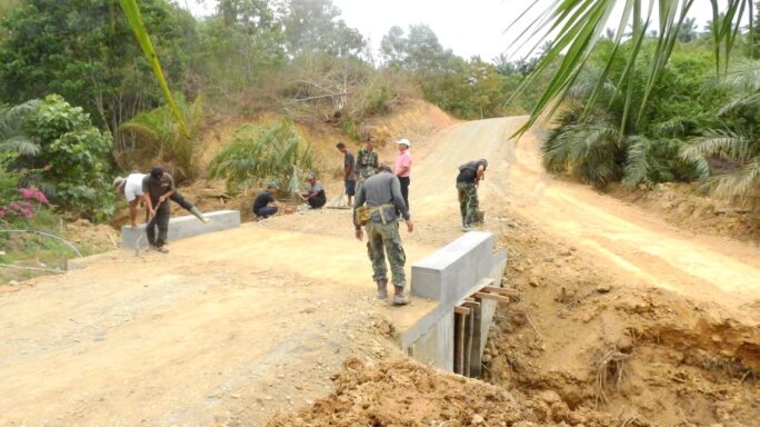 Bergotong-Royong Meratakan Tanah Bersama Warga Di Lokasi TMMD Reguler Ke 119 Kodim 0117/Aceh Tamiang.