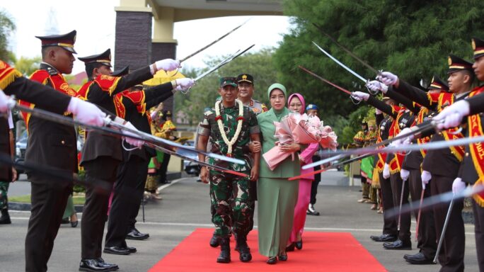 Kapolda Lepas Mayjen TNI Novi Helmy Prasetya, S.I.P, M.I.P dengan Rantis Korps Brimob Polda Aceh.