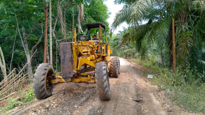 Grader Ratakan Jalan dalam Kegiatan TMMD Reguler Ke 119 Kodim 0117/Aceh Tamiang.
