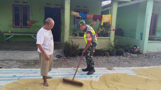 Puasa Tak Menjadi Penghalang Babinsa Untuk Membantu Warga Desa Binaan
