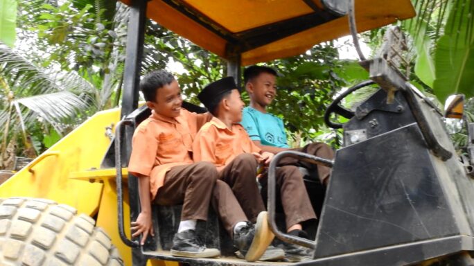 Senyum Tawa Anak Anak, Menjadi Pemicu Semangat Satgas TMMD Reguler Ke-119 Kodim 0117/Aceh Tamiang.
