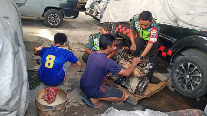 Babinsa Jalin Komsos Bersama Warga Desa Binaan Usaha Bengkel Cat Mobil,
