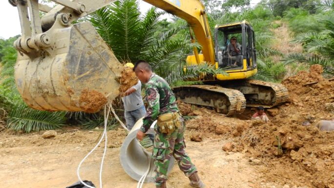 Alat Berat Kembali Digunakan Untuk Pekerjaan Pemasangan Gorong-Gorong Dilokasi TMMD Reguler Ke 119.