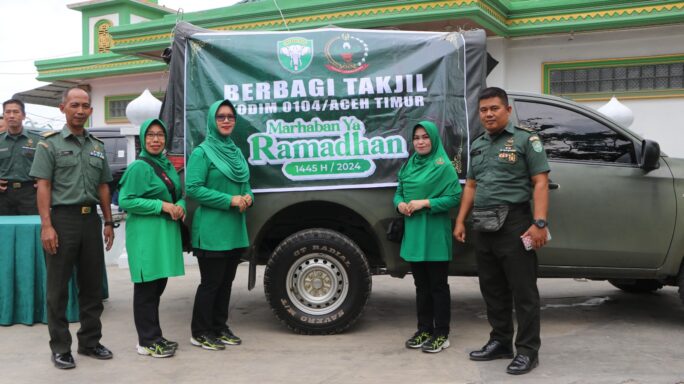 Kodim 0104/Aceh Timur Berbagi Takjil Gratis di Depan Asrama Hanura Selama Bulan Suci Ramadhan