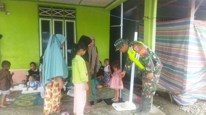 Wujudkan Balita Sehat, Babinsa Dampingi Kegiatan Posyandu
