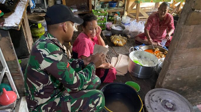 Di Balik Kesuksesan TMMD Reguler Ke 119 Kodim 0117/Aceh Tamiang, Ada Ibu-ibu Warga Yang Membantu Memasakan Makanan Untuk Anggota Satgas.