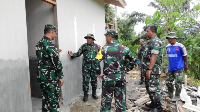Tim Pengawas Dan Evaluasi (Wasev) Mabes TNI Tinjau RTLH Dii Kaloy.
