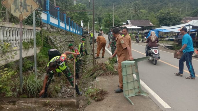 Peduli Lingkungan Personil TNI, Polri, Muspika, dan Warga Bersatu Lakukan Gotong Royong