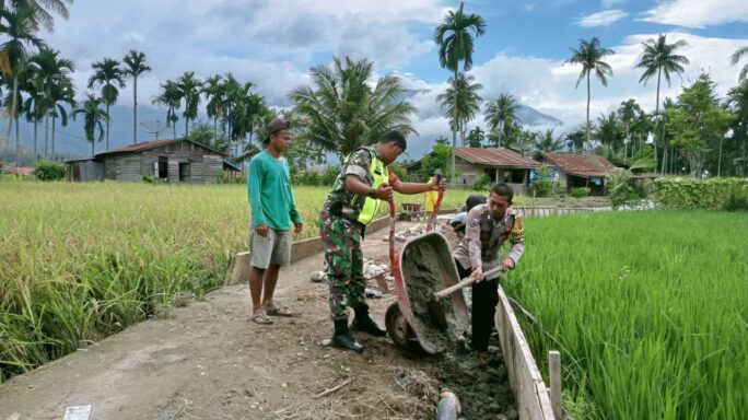 Babinsa Bersama Bhabinkamtibmas Gotong Royong Cor Jalan Rambat Beton.
