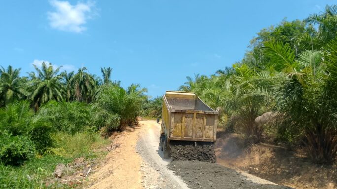 Dump Truck Tumpahkan Material Sirtu Untuk Pengerasan Jalan Dalam Kegiatan TMMD Reguler Ke 119.