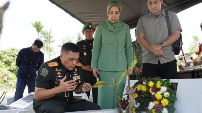 Tiba di “Tanah Rencong” Pangdam IM Ziarah ke Makam Orang Tuanya.