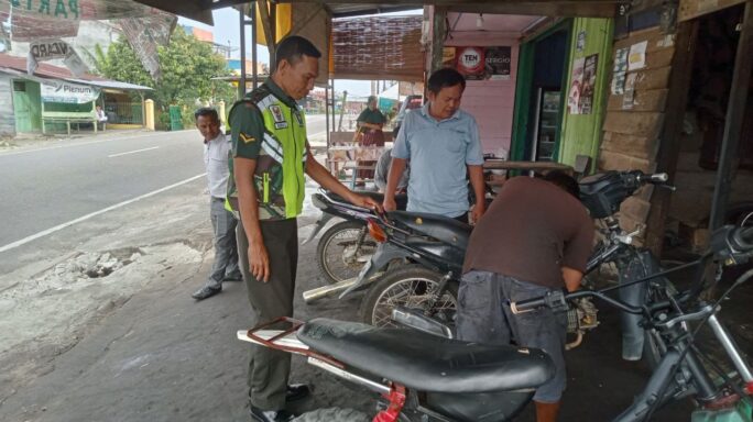 Pererat Silaturahmi Babinsa Anjangsana Dengan Pemilik Bengkel Motor Dan Beri Motivasi