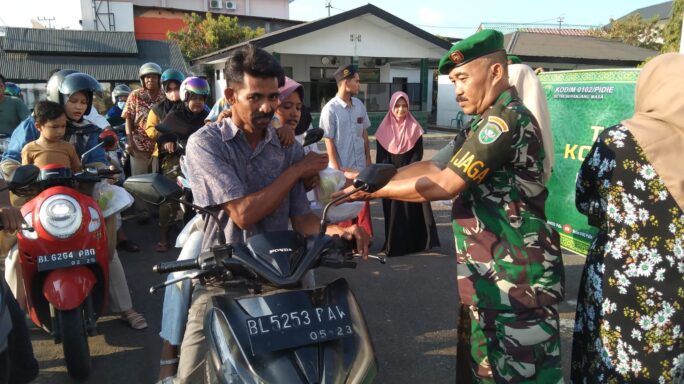 Indahnya Berbagi dan Mencari Keberkahan di Bulan Ramadhan Melalui Aksi Bagi Takjil Gratis