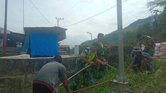 Babinsa Bantu Warga Perbaiki Saluran Air Bersih