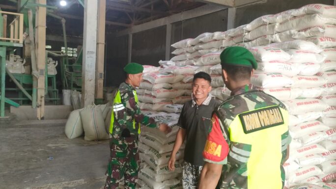 Puasa Hari Pertama Babinsa Cek Stok Beras Di Pabrik Penggilingan Padi