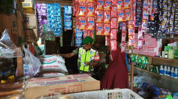 Babinsa Koramil 06/Babul Rahmah Tinjau Langsung Harga Beras di Pasar