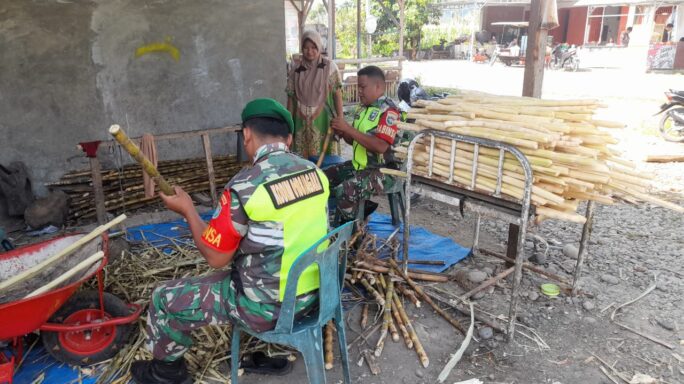Babinsa Dampingi Warga Desa Binaan Dalam Pembuatan Gula Dari Tebu