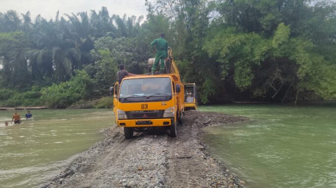Penimbunan Jalan TMMD Reguler Ke 119 Kodim 0117/Aceh Tamiang Mulai Di Kerjakan.