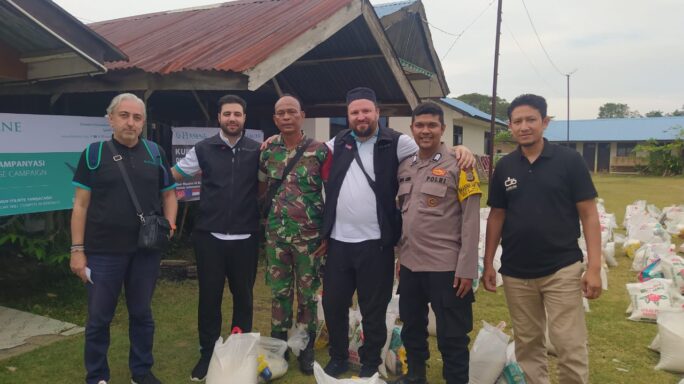 Anggota Koramil 05/Mesjid Raya Berpartisipasi dalam Pemberian Bantuan Sembako oleh Muslim Turki dan Kafalah Indonesia Aceh