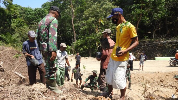 Lakukan Penghijauan, Satgas TMMD Reguler Ke 119 Kodim 0117/Aceh Tamiang Penanaman Bibit Pohon Di Lokasi.