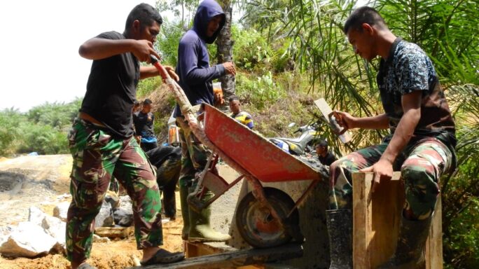 Meski Bulan Puasa, Satgas TMMD Terus Mengerjakan Sasaran Fisik (Gorong-gorong)