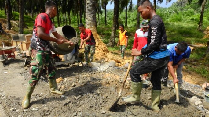 Bulan Puasa Tak Surutkan Semangat Satgas TMMD Reguler ke 119 Kodim 0117/Aceh Tamiang Aduk Bahan Material Pengecoran