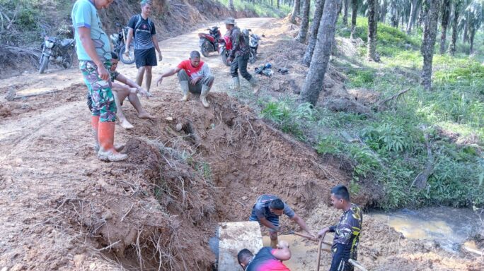 Satgas TMMD Reguler ke 119 Bersama Masyarakat Gotong Royong Pasang Papan Mal untuk Gorong-Gorong.