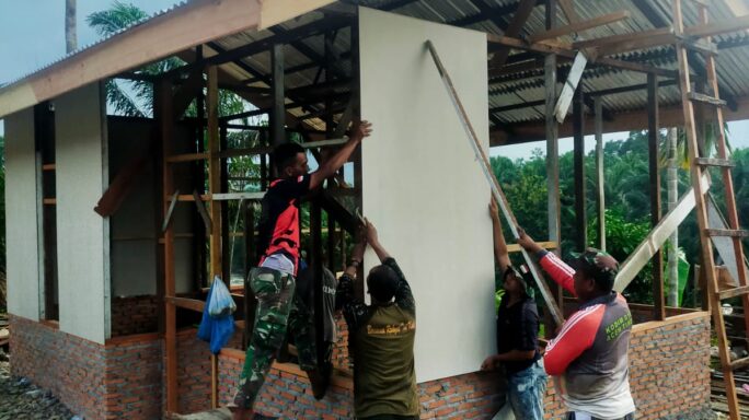 Rehab RTLH Kodim 0117/Aceh Tamiang Masuki Tahap Pemasangan Dinding Rumah   