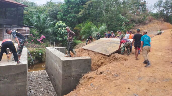 Anggota Satgas TMMD Lepas Papan Mal Pondasi Plat Beton   