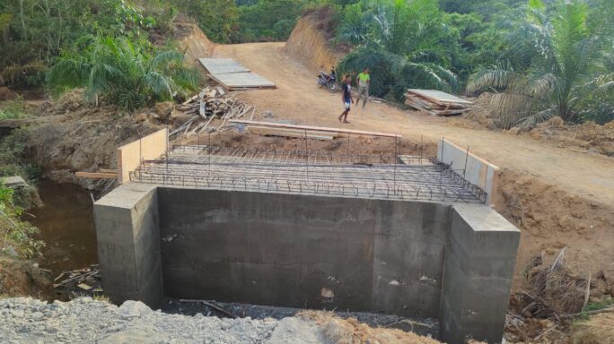 Satgas TMMD Reguler Ke-119 Kodim 0117/Aceh Tamiang, Rangkai Besi Persiapkan Pengecoran Plat Beton   