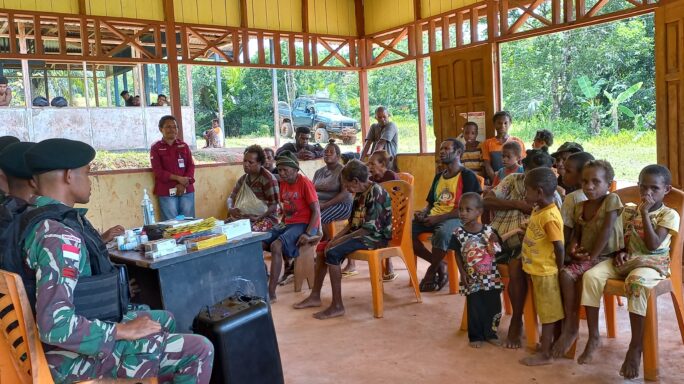 Bersama Kesehatan Masyarakat Satgas Pamtas Statis RI-PNG Yonif 111/KB Gelar Program Kampung Sehat 