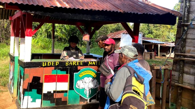 Satgas Pamtas Statis RI-PNG Yonif 111/KB Melakukan Pemeriksaan Terhadap Warga Yang Keluar Masuk Perbatasan