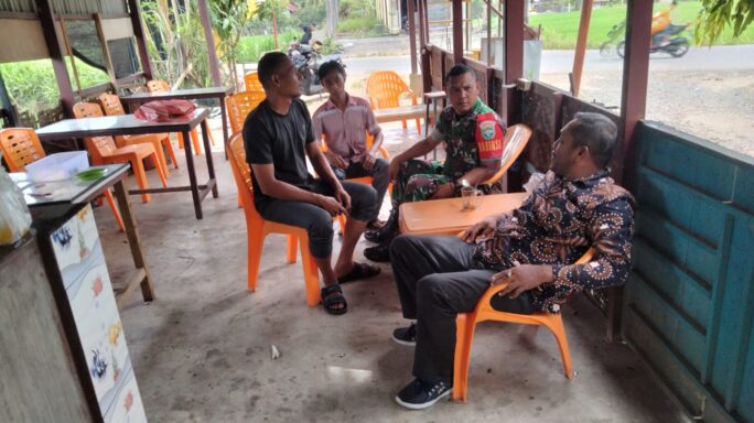 Komsos di Desa Binaan, Serda Abdul Haris Warga Akan merasa nyaman Dengan Hadirnya Babinsa