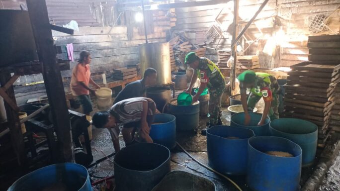 Beri Dukungan Dan Motifasi Babinsa Komsos Bersama Warga Pembuat Tahu