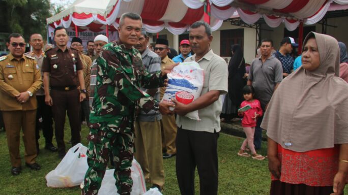 Dandim 0105/Abar Diwakili Danramil 04/MRB Menghadiri Pembukaan Kegiatan Pasar Murah 