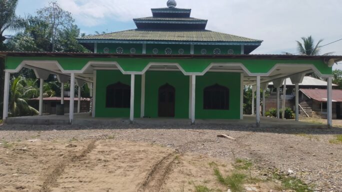 Pengecatan Masjid Kaloy Oleh Satgas TMMD Reguler 119 Sudah Rampung.
