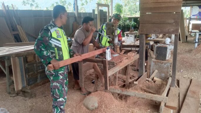 Pererat Silaturahmi Babinsa Sambangi Warga Pembuat Kusen Pintu