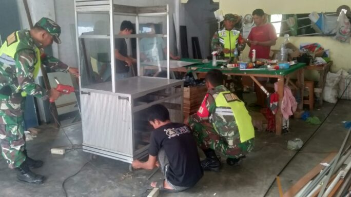 Berikan Motivasi, Babinsa Jalin Komsos Dengan Pengrajin Lemari Almunium